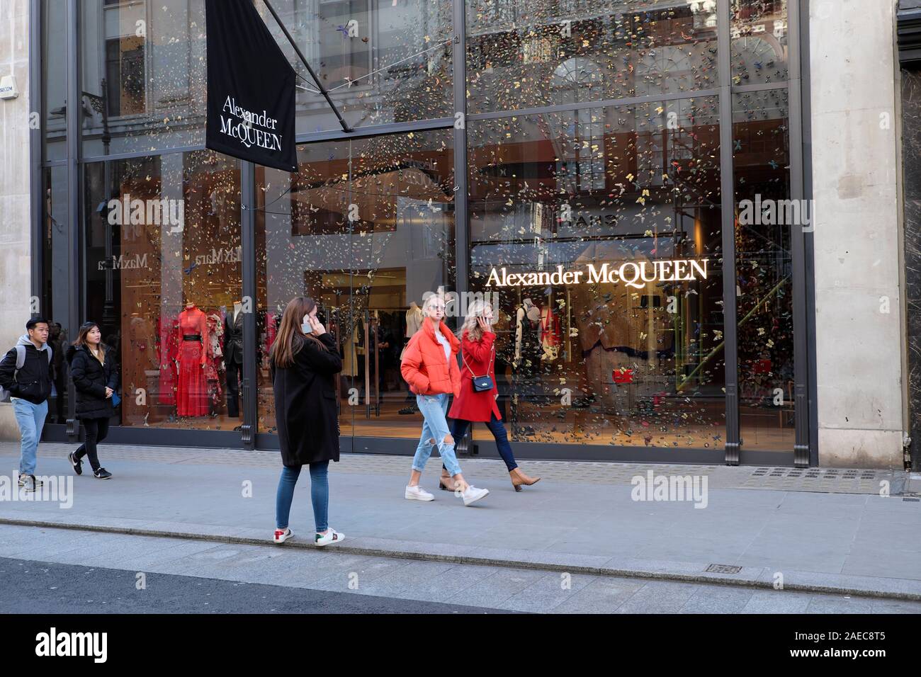 La gente camminare passato Alexander McQueen store Natale esterna su Old Bond Street in Mayfair London W1 Inghilterra UK KATHY DEWITT Foto Stock