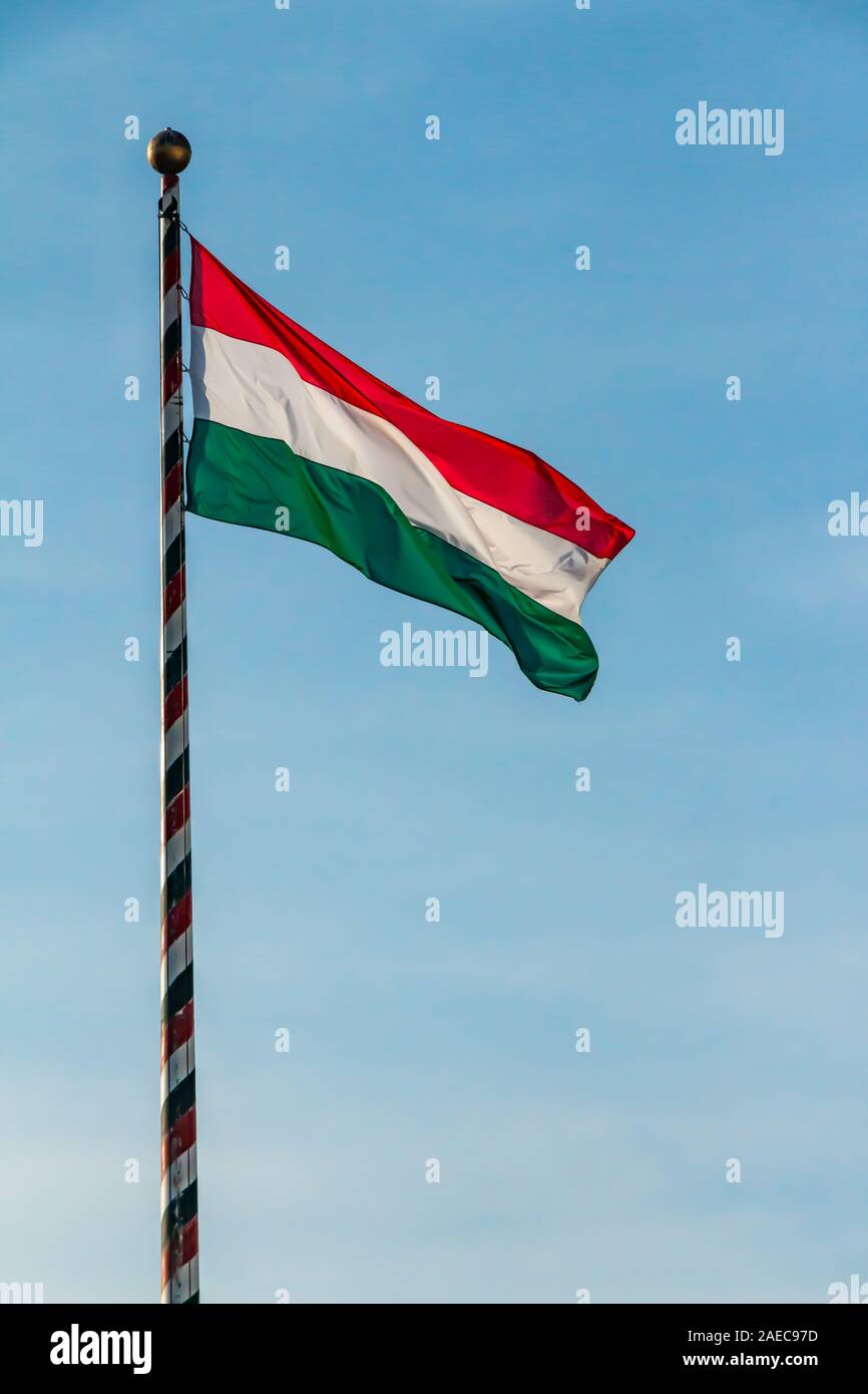 Ungheria, nazionale ungherese di bandiera sventola sul cielo blu sullo sfondo Foto Stock