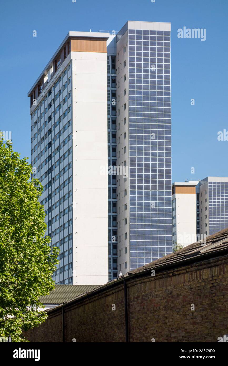 Pannelli solari sul Norland casa torre alta e blocco, Edward Woods station wagon, Hammersmith e Fulham, Londra, Regno Unito Foto Stock