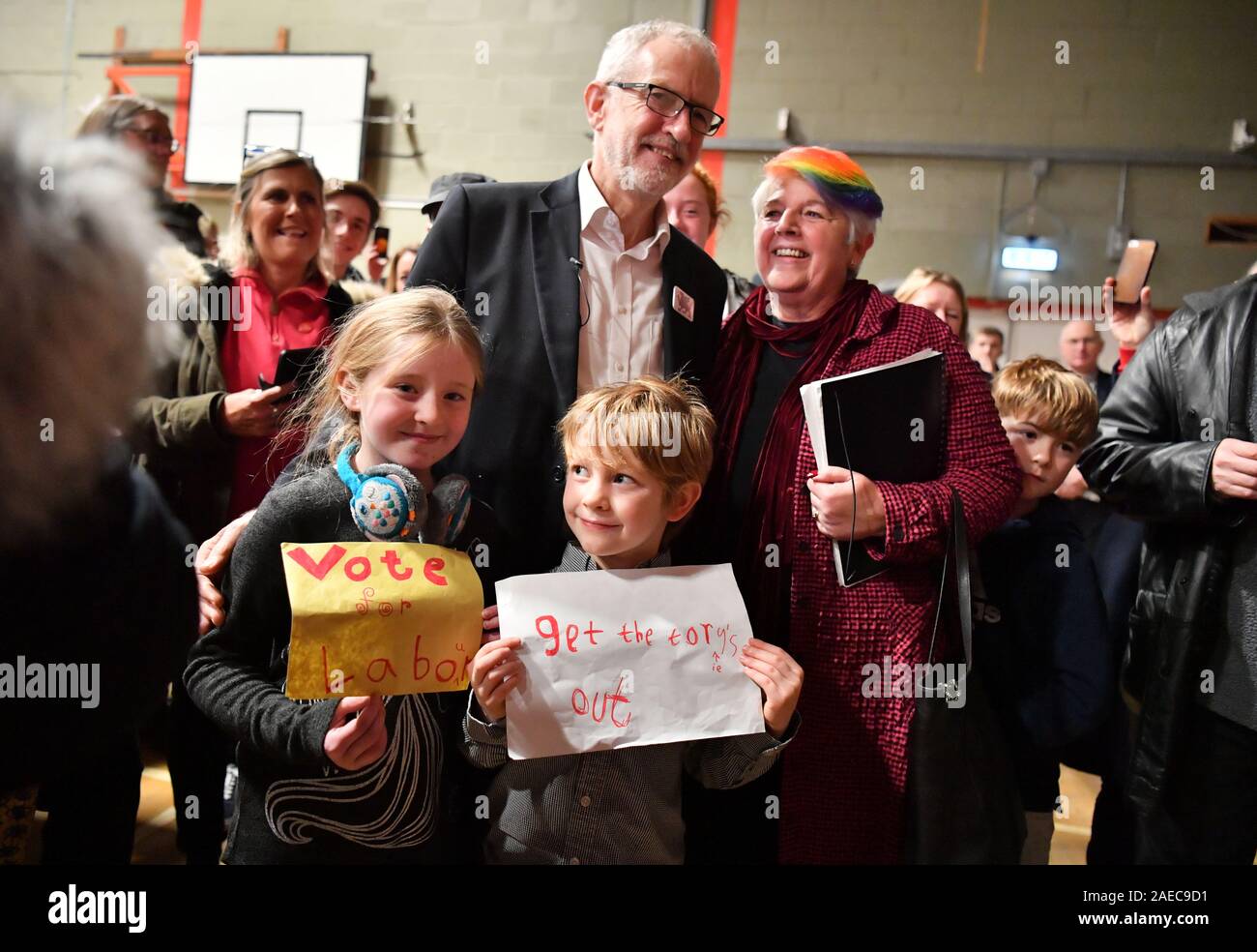 Leader laburista Jeremy Corbyn con tifosi durante una visita a Manchester Town Hall vicino Aberconwy, durante la campagna elettorale trail nel Galles. Foto Stock