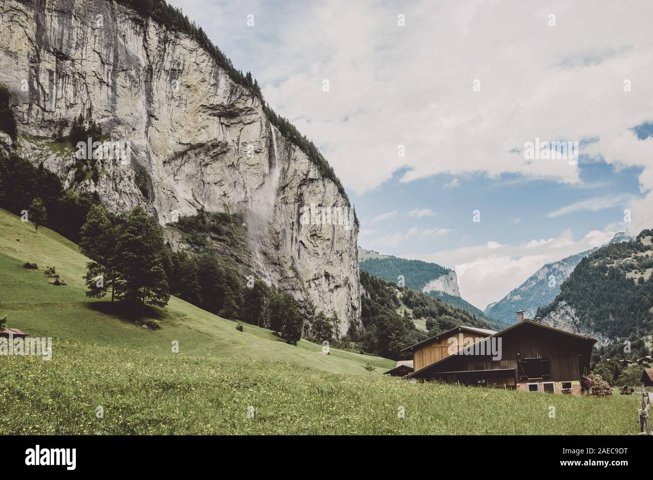 Vista cascata closeup Staubbach rientrano nelle montagne, la valle delle cascate del parco nazionale di Lauterbrunnen, Svizzera, Europa. Paesaggio estivo, sun Foto Stock