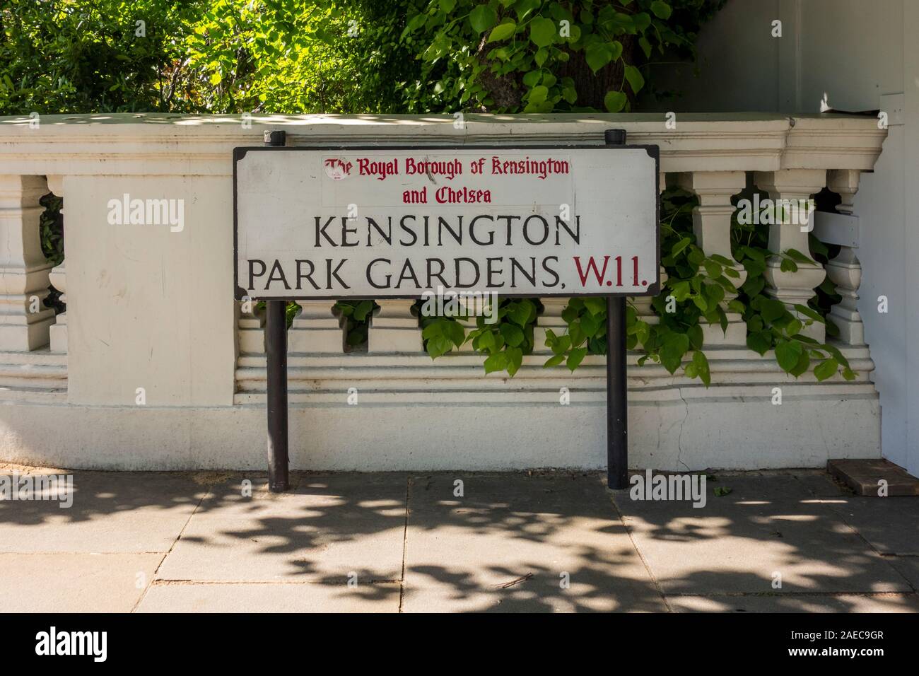 Il parco di Kensington Gardens road nome sign, Royal Borough di Kensington e Chelsea, London, Regno Unito Foto Stock