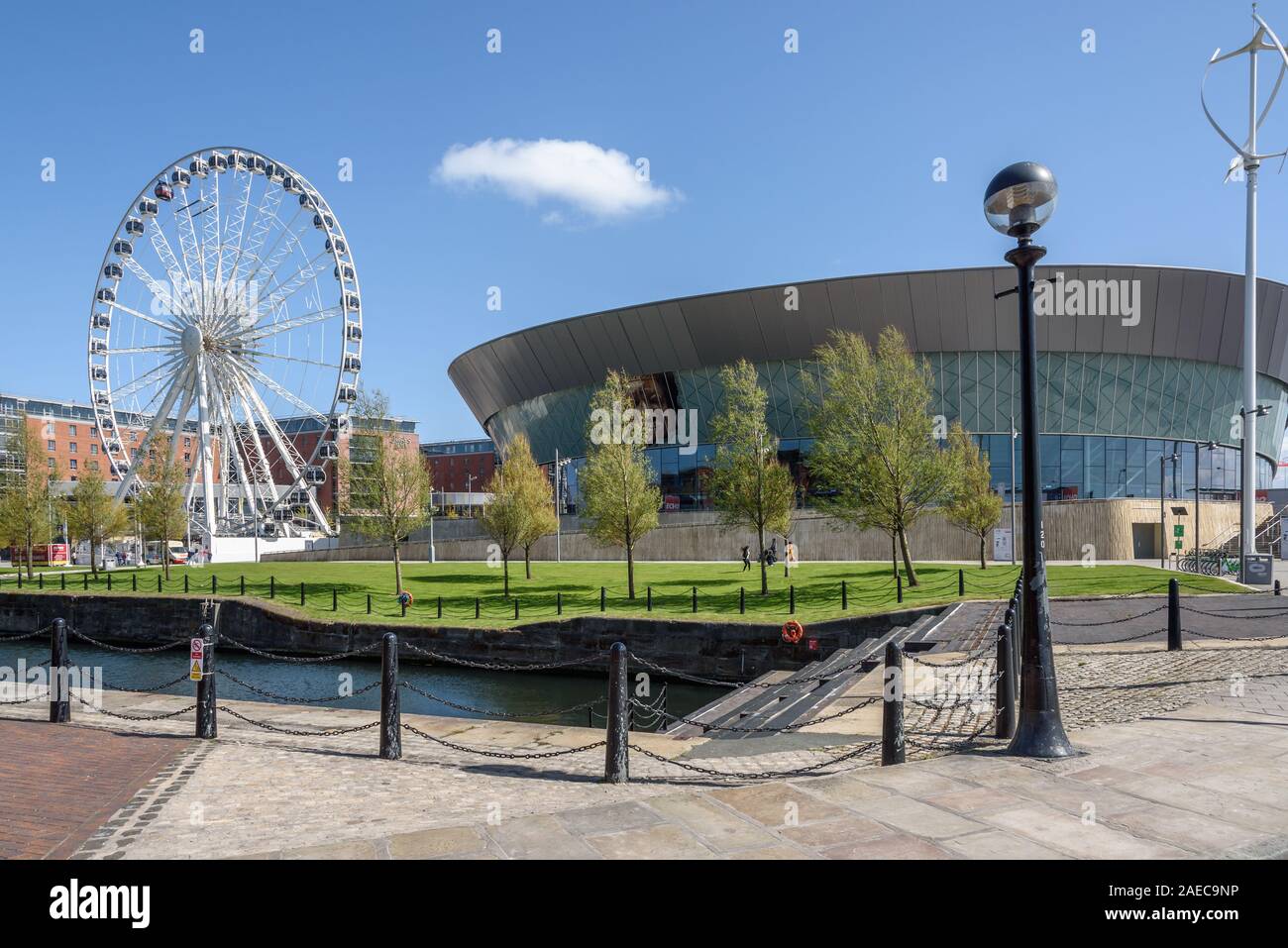 LIVERPOOL, Regno Unito-05 Maggio,2015;ruota panoramica Ferris di Liverpool si trova vicino a Echo Arena sul lungomare di Liverpool a Albert Dock Foto Stock