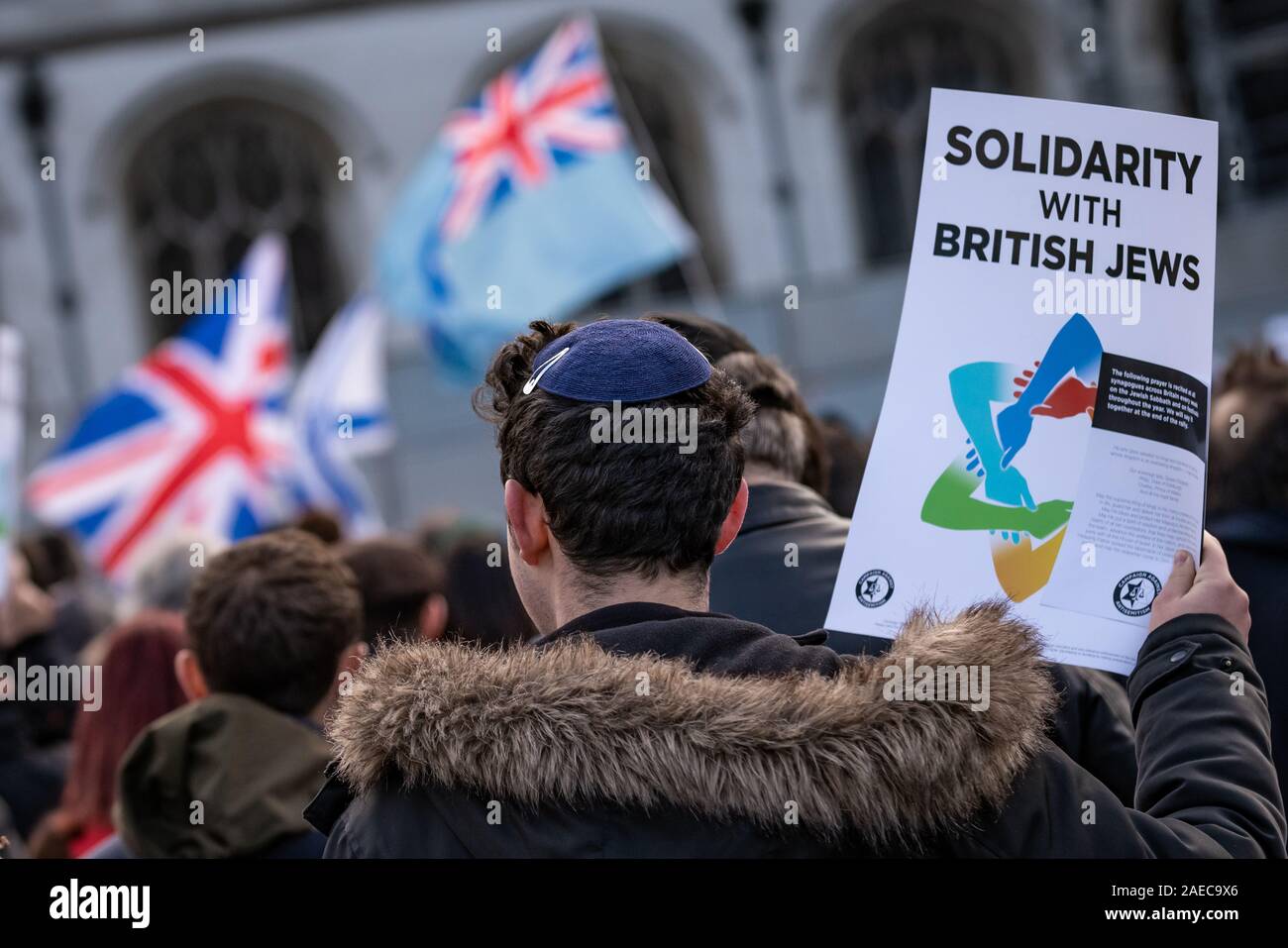 Londra, Regno Unito. 8 dicembre 2019. Insieme contro l' antisemitismo di dimostrazione e di rally in piazza del Parlamento. I membri della comunità ebraica e altri sostenitori si riuniscono per esprimere le loro preoccupazioni sulle questioni di antisemitismo verso gli Ebrei britannici nella vita pubblica e l'aumento dei crimini di odio. Credito: Guy Corbishley/Alamy Live News Foto Stock