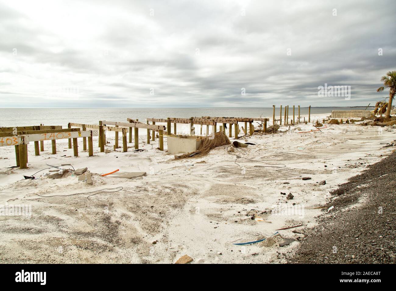 Uragano 'Michael' 2018 distruzione, vicino a Spiaggia del Messico. Vacante albergo sulla spiaggia di basi rimanente/fondazioni di case distrutte, Florida. Foto Stock