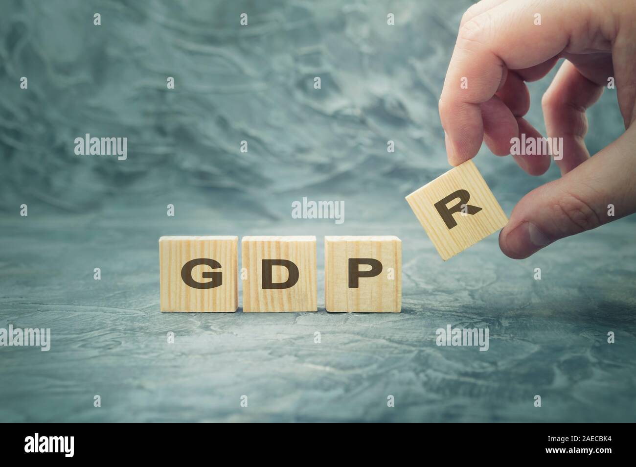 Mano con legno blocco cubo con word il PILR. Concetto UE giuridica consente di proteggere le informazioni generali della protezione dei dati il regolamento e segno icona chiave Foto Stock
