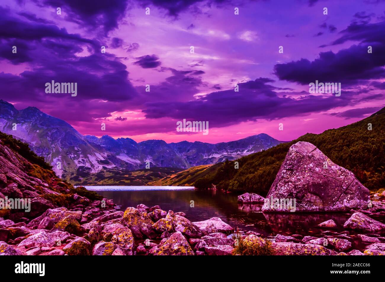 Tramonto su 5 laghi della valle di Tatra, Polonia. Paesaggio con laghi e creste in Polonia lato del massiccio Tatry Foto Stock