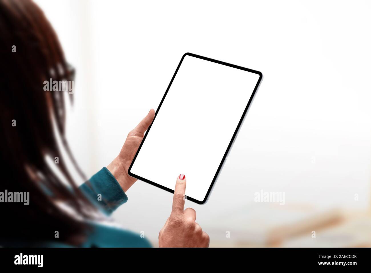 Tablet mockup. Donna che mantiene compressa in mano e toccare lo schermo isolato concetto. Tablet moderno in montagna con bordi sottili Foto Stock
