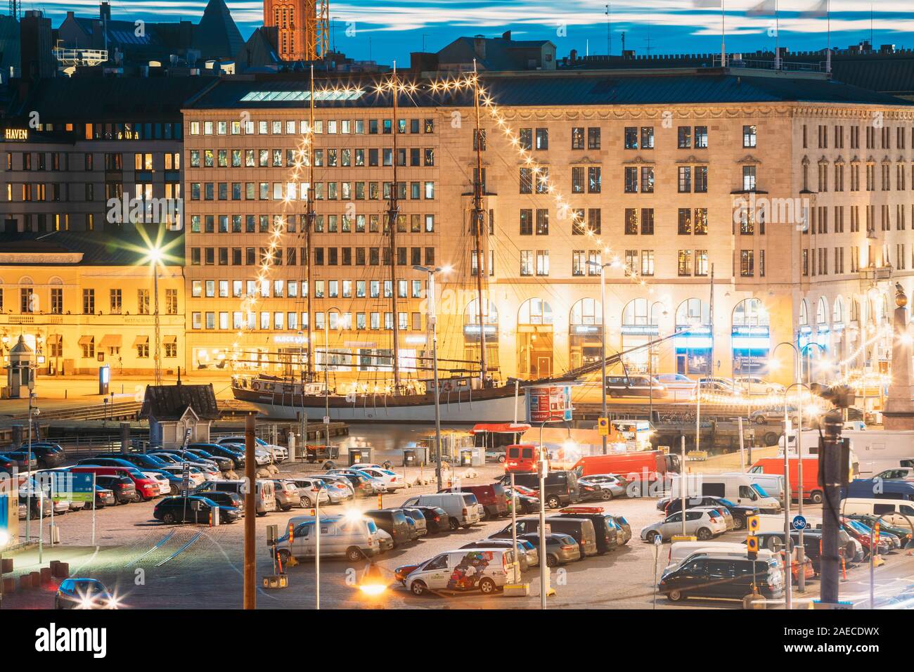 Helsinki, Finlandia - 10 dicembre 2016: Sera vista notturna di piazza del mercato e al traffico su Pohjoisesplanadi Street. Foto Stock