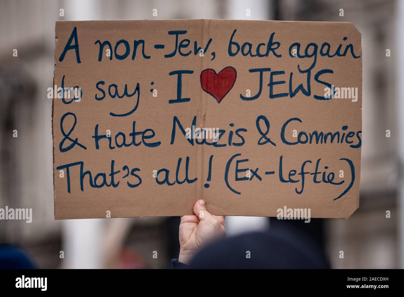 Londra, Regno Unito. 8 dicembre 2019. Insieme contro l' antisemitismo di dimostrazione e di rally in piazza del Parlamento. I membri della comunità ebraica e altri sostenitori si riuniscono per esprimere le loro preoccupazioni sulle questioni di antisemitismo verso gli Ebrei britannici nella vita pubblica e l'aumento dei crimini di odio. Credito: Guy Corbishley/Alamy Live News Foto Stock