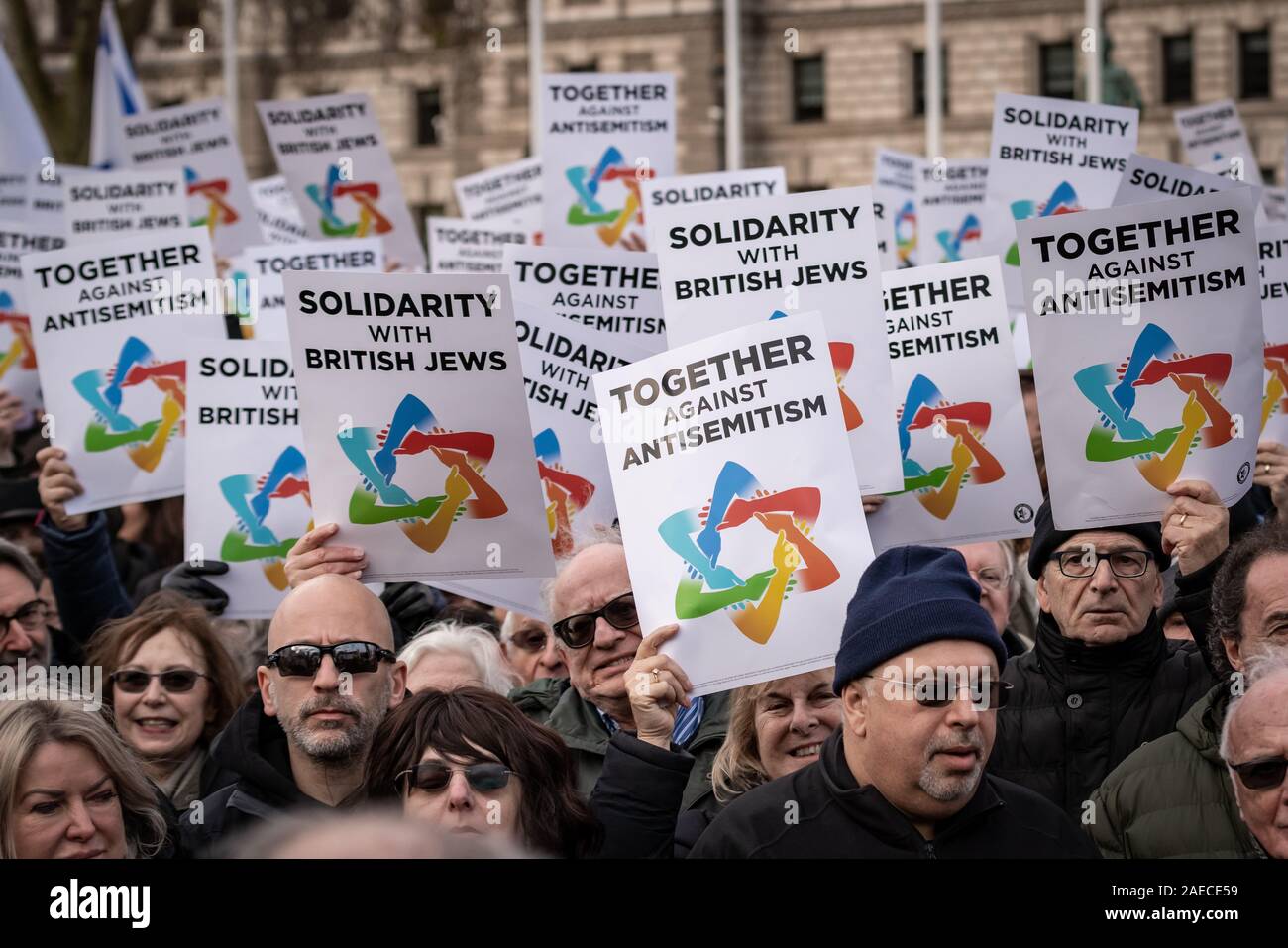 Londra, Regno Unito. 8 dicembre 2019. Insieme contro l' antisemitismo di dimostrazione e di rally in piazza del Parlamento. I membri della comunità ebraica e altri sostenitori si riuniscono per esprimere le loro preoccupazioni sulle questioni di antisemitismo verso gli Ebrei britannici nella vita pubblica e l'aumento dei crimini di odio. Credito: Guy Corbishley/Alamy Live News Foto Stock