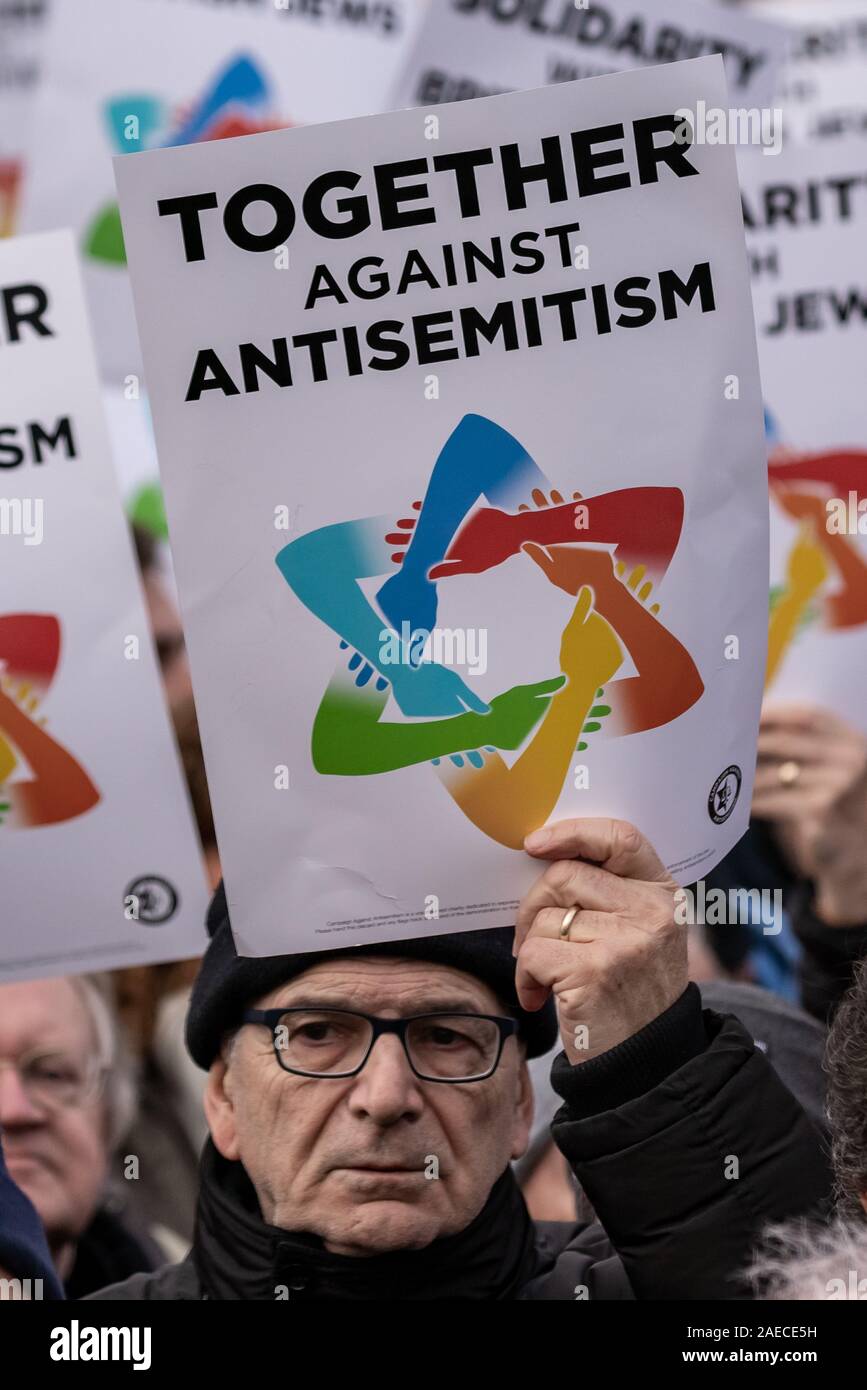 Londra, Regno Unito. 8 dicembre 2019. Insieme contro l' antisemitismo di dimostrazione e di rally in piazza del Parlamento. I membri della comunità ebraica e altri sostenitori si riuniscono per esprimere le loro preoccupazioni sulle questioni di antisemitismo verso gli Ebrei britannici nella vita pubblica e l'aumento dei crimini di odio. Credito: Guy Corbishley/Alamy Live News Foto Stock