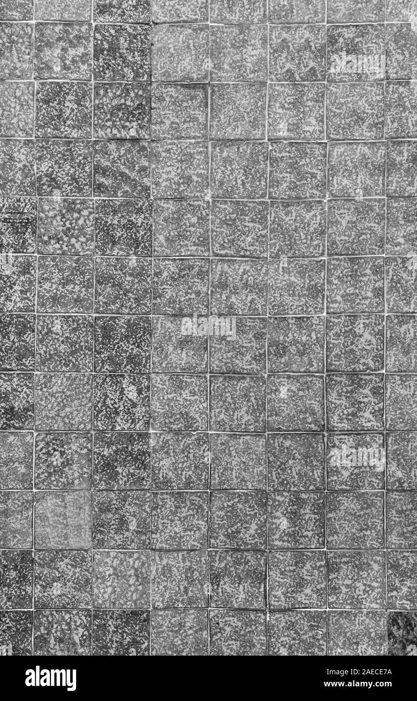 Close-up della parete di età compresa tra le piastrelle di ceramica in bianco e nero. Alta risoluzione full frame sfondo a trama. Foto Stock