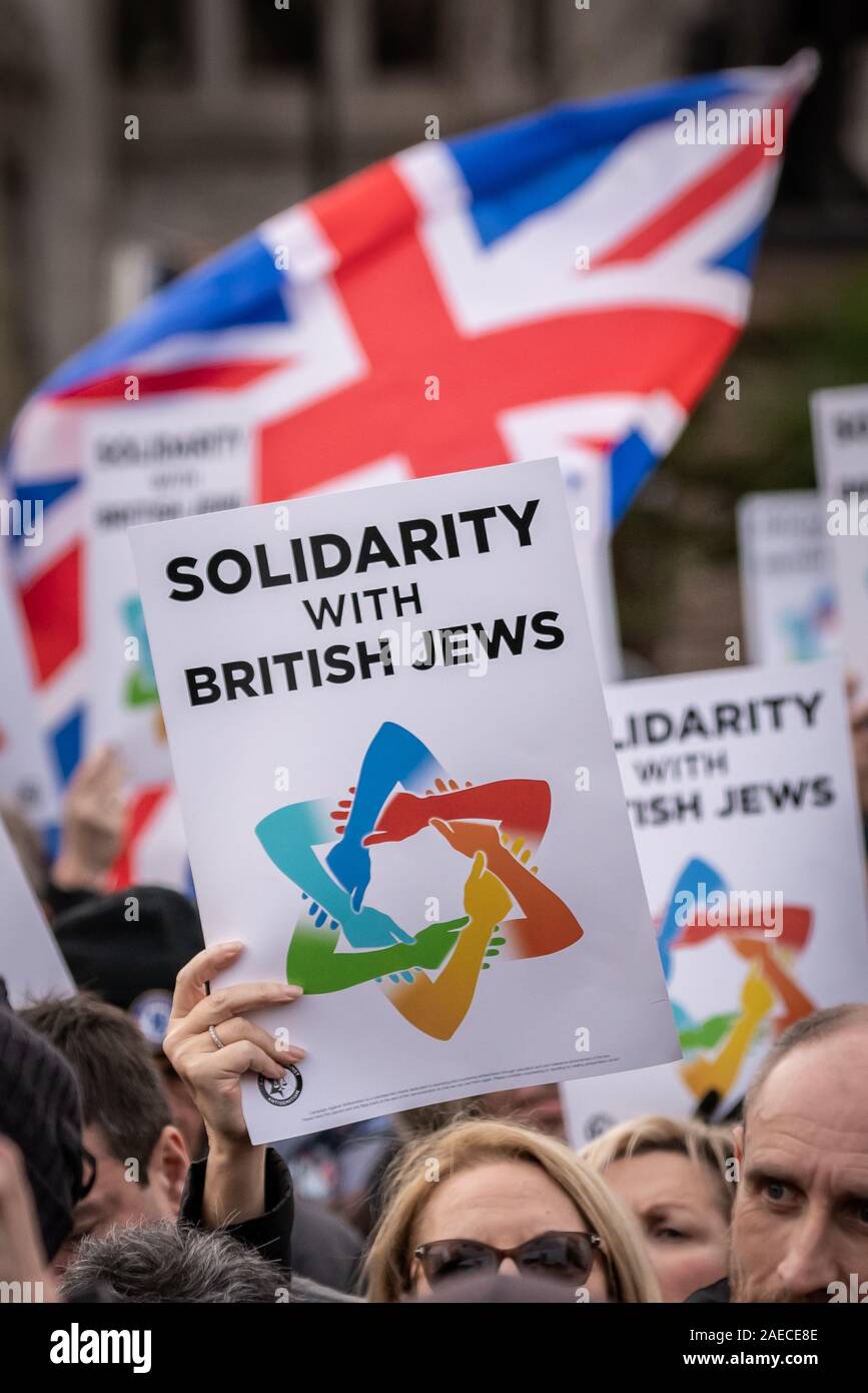 Londra, Regno Unito. 8 dicembre 2019. Insieme contro l' antisemitismo di dimostrazione e di rally in piazza del Parlamento. I membri della comunità ebraica e altri sostenitori si riuniscono per esprimere le loro preoccupazioni sulle questioni di antisemitismo verso gli Ebrei britannici nella vita pubblica e l'aumento dei crimini di odio. Credito: Guy Corbishley/Alamy Live News Foto Stock
