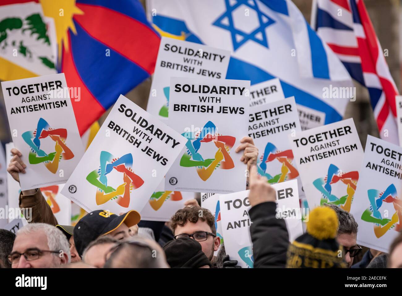 Londra, Regno Unito. 8 dicembre 2019. Insieme contro l' antisemitismo di dimostrazione e di rally in piazza del Parlamento. I membri della comunità ebraica e altri sostenitori si riuniscono per esprimere le loro preoccupazioni sulle questioni di antisemitismo verso gli Ebrei britannici nella vita pubblica e l'aumento dei crimini di odio. Credito: Guy Corbishley/Alamy Live News Foto Stock