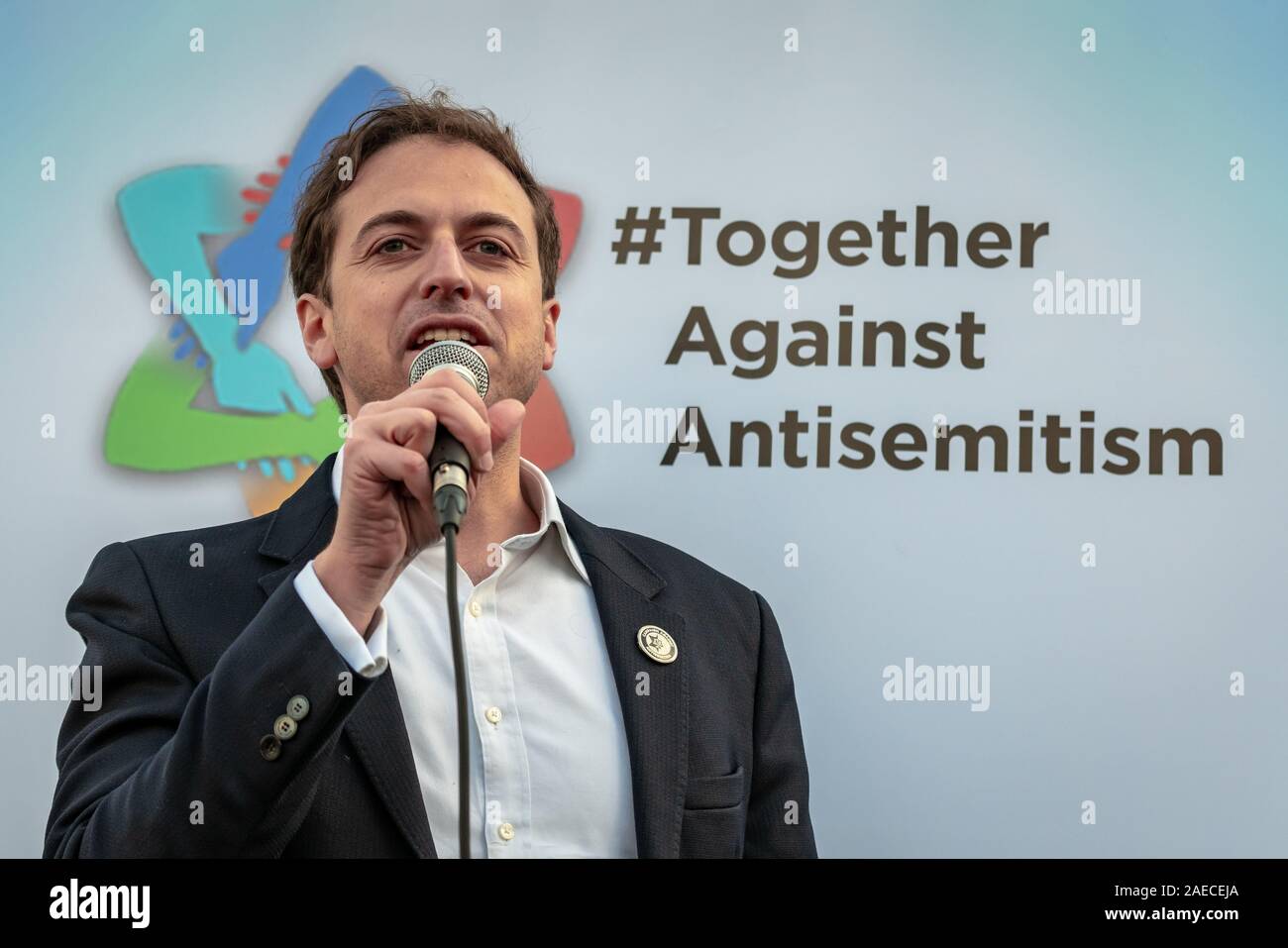 Londra, Regno Unito. 8 dicembre 2019. Gedeone vacillare, Chief Executive di campagna contro l'antisemitismo, parla all'inizio dell'insieme contro l' antisemitismo di dimostrazione e di rally in piazza del Parlamento. I membri della comunità ebraica e altri sostenitori si riuniscono per esprimere le loro preoccupazioni sulle questioni di antisemitismo verso gli Ebrei britannici nella vita pubblica e l'aumento dei crimini di odio. Credito: Guy Corbishley/Alamy Live News Foto Stock