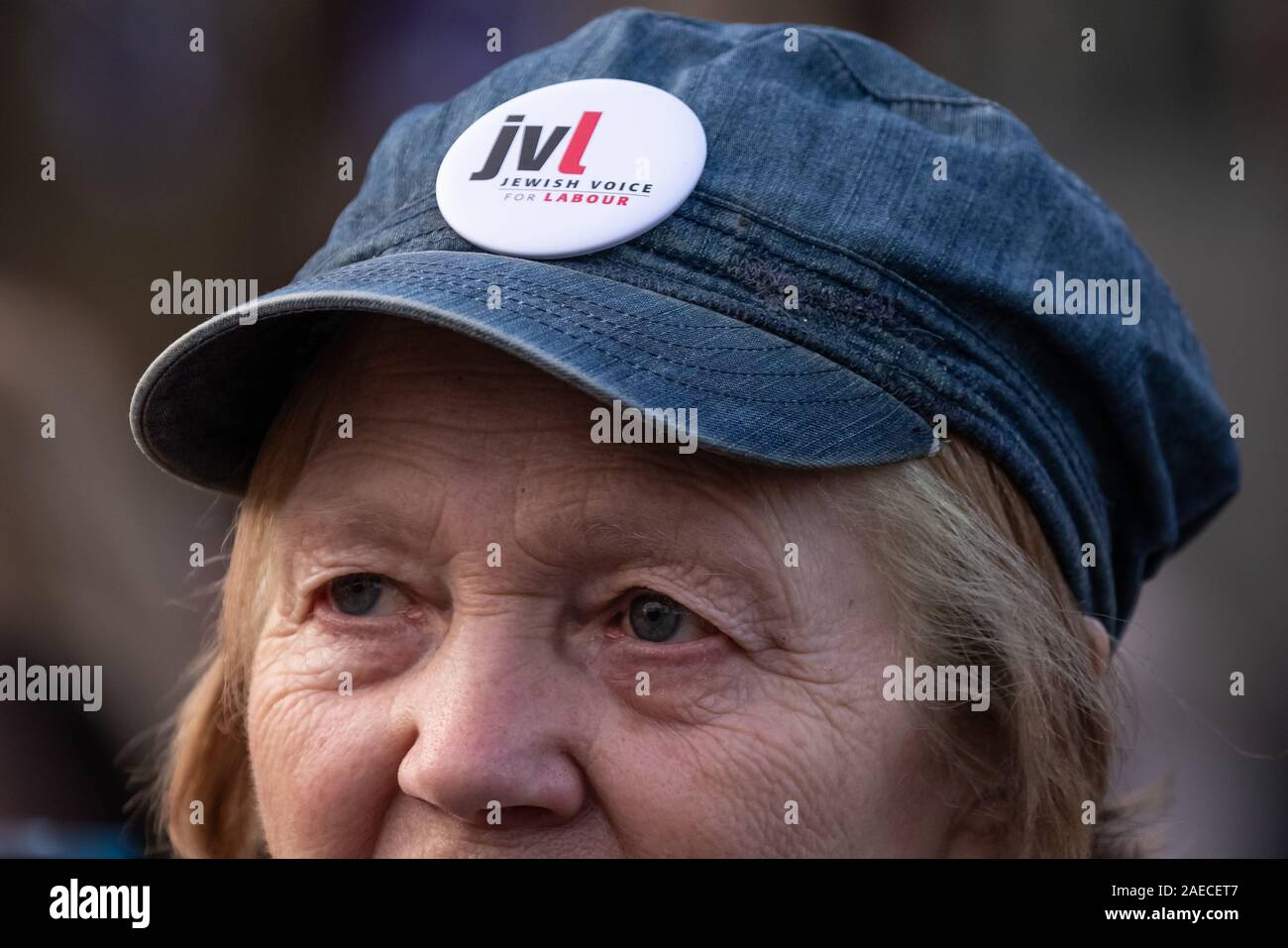 Londra, Regno Unito. 8 dicembre 2019. Insieme contro l' antisemitismo di dimostrazione e di rally in piazza del Parlamento. I membri della comunità ebraica e altri sostenitori si riuniscono per esprimere le loro preoccupazioni sulle questioni di antisemitismo verso gli Ebrei britannici nella vita pubblica e l'aumento dei crimini di odio. Credito: Guy Corbishley/Alamy Live News Foto Stock