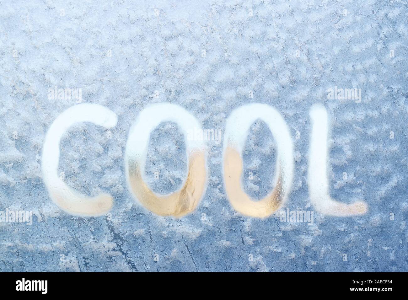 Raffreddare la parola scritta a mano su vetro congelato. Foto Stock