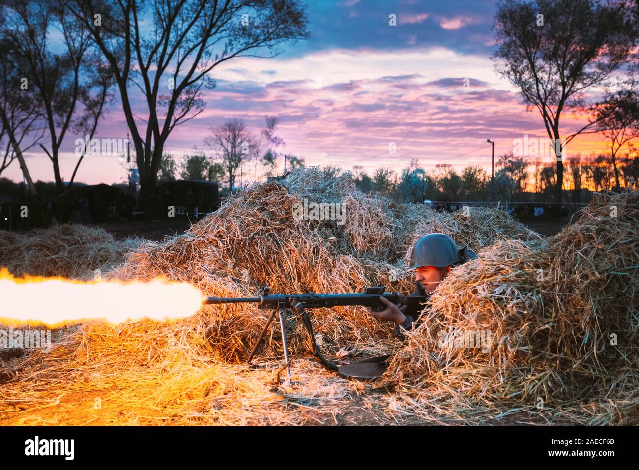 MOGILEV, Bielorussia - MAGGIO, 08, 2015: re-enactor vestito come sovietica soldato russo la cottura di una mitragliatrice al nemico Foto Stock