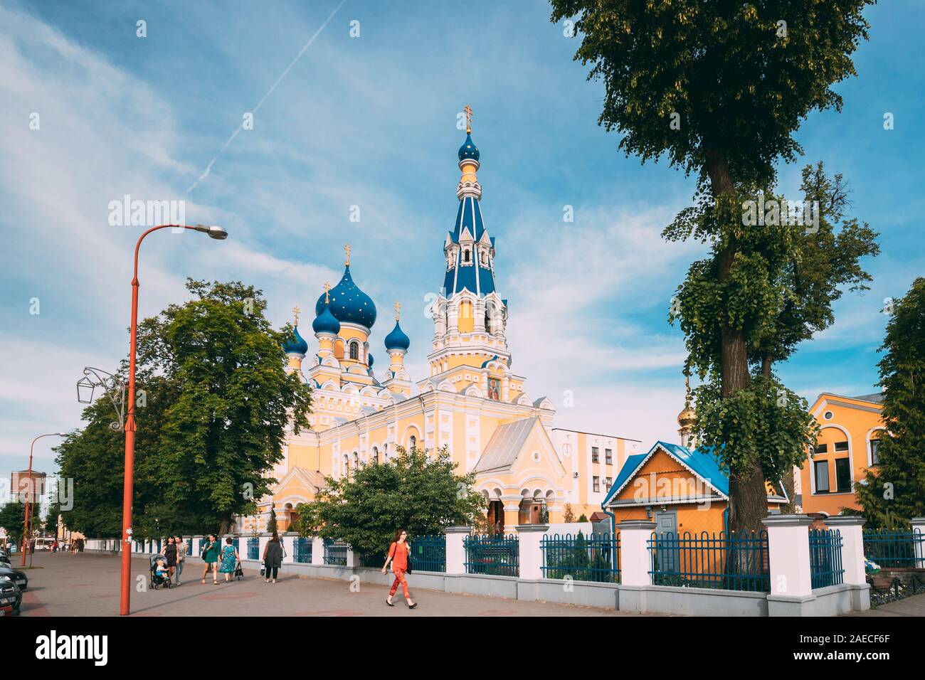 Brest, Bielorussia - Giugno 6, 2017: le persone camminare vicino a Cattedrale di San Nicola nella soleggiata giornata estiva. Famoso punto di riferimento la chiesa di San Nicola o la fraterna Foto Stock
