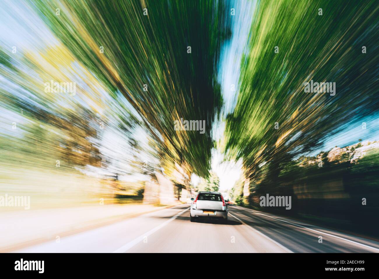 Accelerazione dei processi di auto su una autostrada, Paese strada asfaltata. Sfocatura dello sfondo. Unità pericolose. Foto Stock