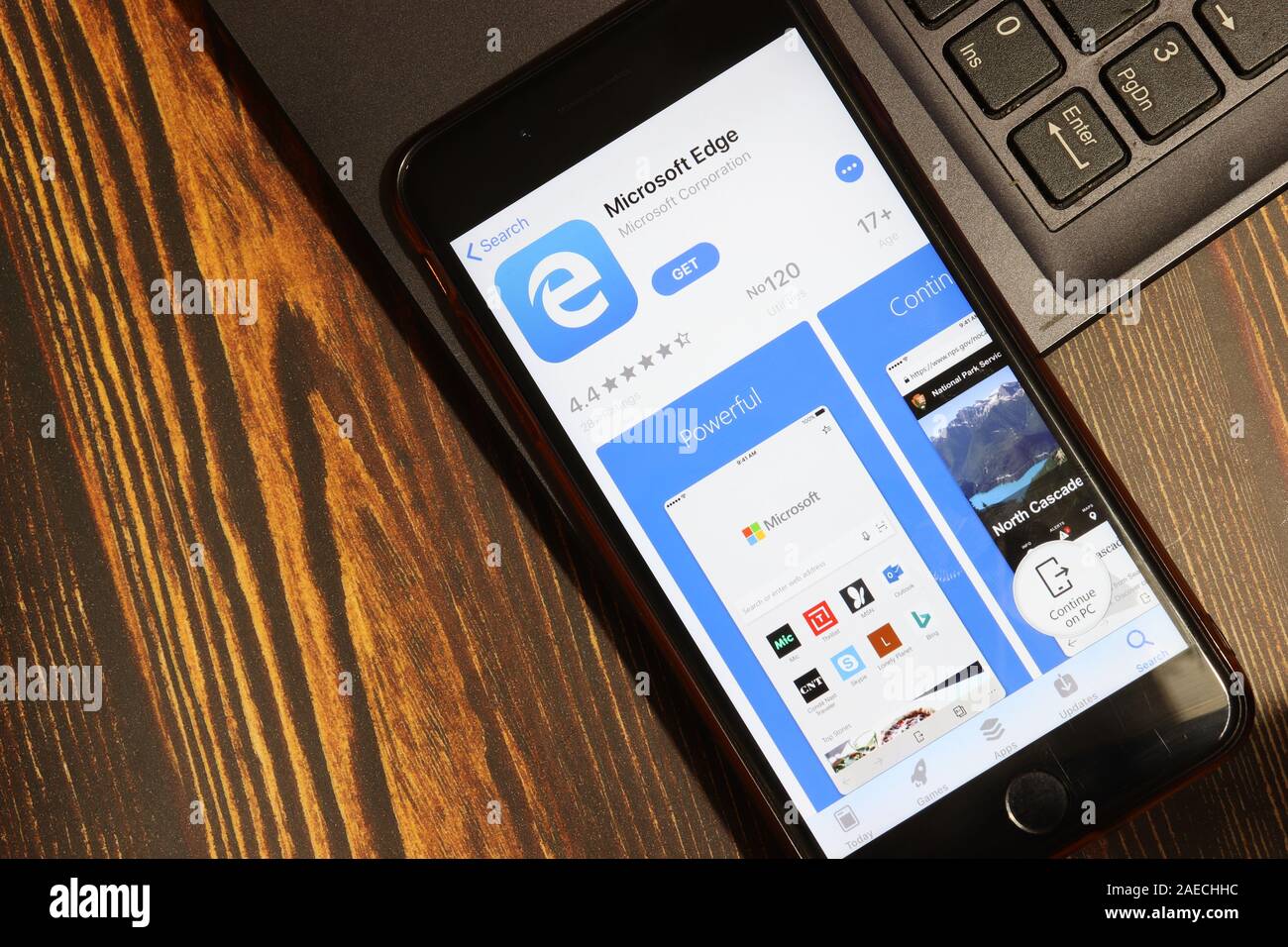 Los Angeles, California, Stati Uniti d'America - 3 Dicembre 2019: Microsoft Edge Logo App sullo schermo del telefono con il computer portatile piatto, laici editoriale illustrativa. Foto Stock