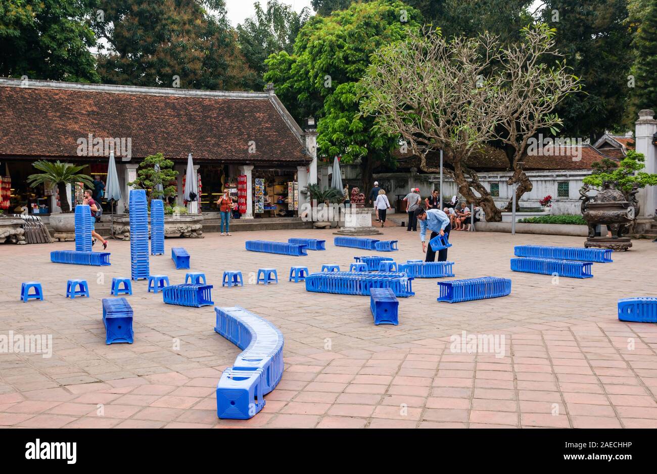 Preparazione per il caso con sgabelli in plastica nel cortile, Tempio della Letteratura, Hanoi, Vietnam Foto Stock