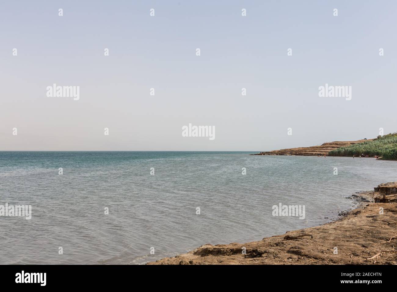 Il Mar Morto mare di sale; è un lago salato delimitato dal Giordano verso oriente e di Israele e della Palestina all'occidente. Foto Stock