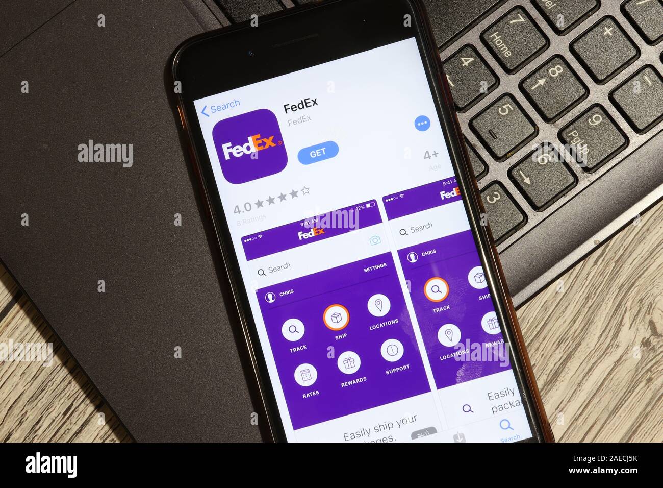 Los Angeles, California, Stati Uniti d'America - 3 Dicembre 2019: FedEx App Logo su schermo del telefono con il computer portatile piatto, laici editoriale illustrativa. Foto Stock