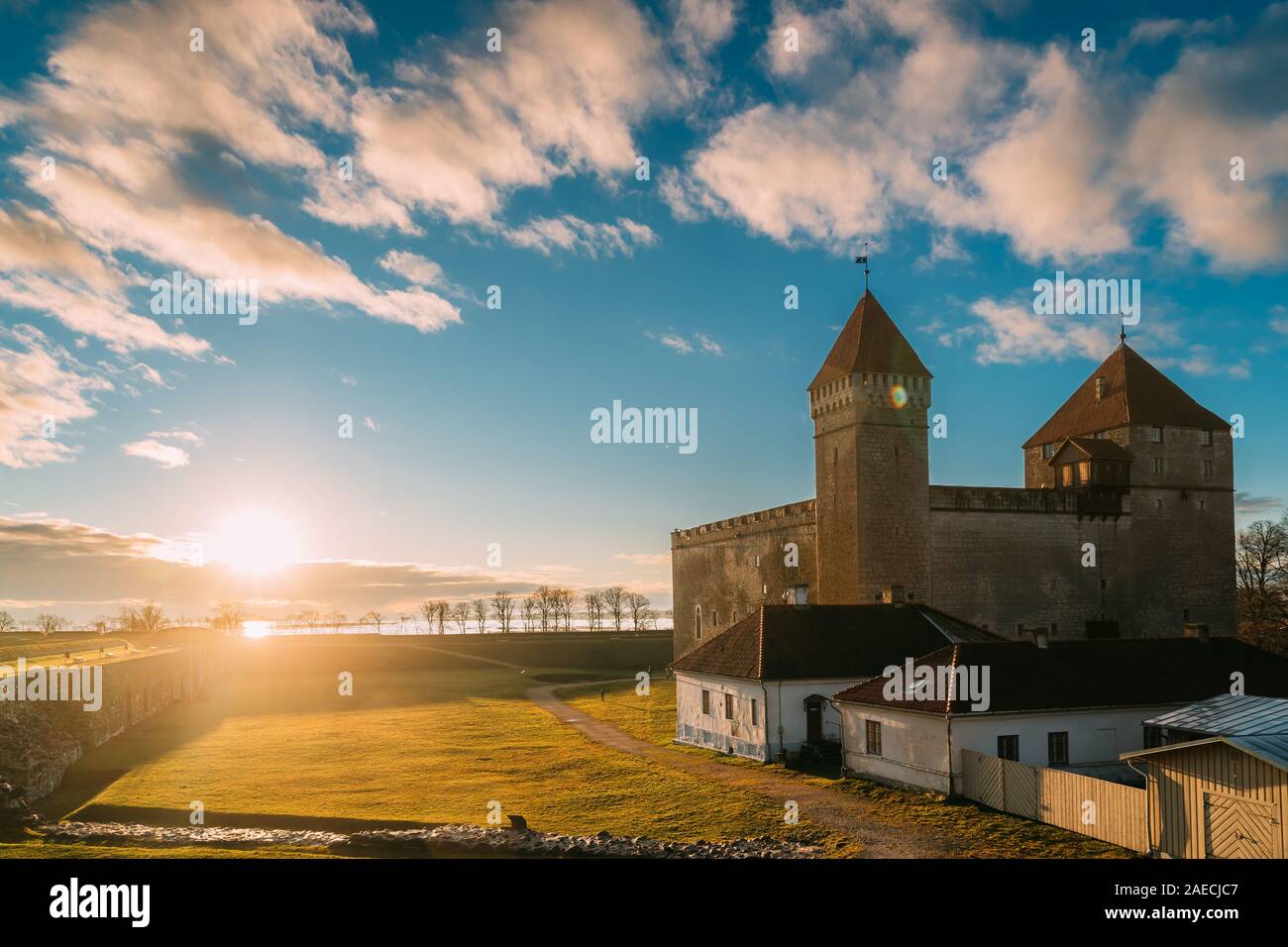 Kuressaare, isola di Saaremaa, Western Estonia. Castello vescovile nelle luci del tramonto. Tradizionale architettura medievale, famosa attrazione Landmark. Foto Stock