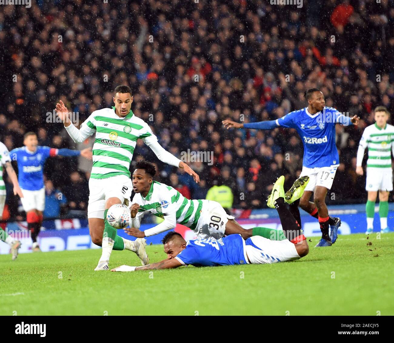 Hampden Park, Glasgow. Scozia.UK.8 Dic 2019. Rangers vs Celtic. Betfred, Scottish finale di League Cup. Penalità per i Rangers va giù Alfredo Morelos dopo la sfida lanciata da Celtic Jeremie Frimpong Credito: eric mccowat/Alamy Live News Foto Stock