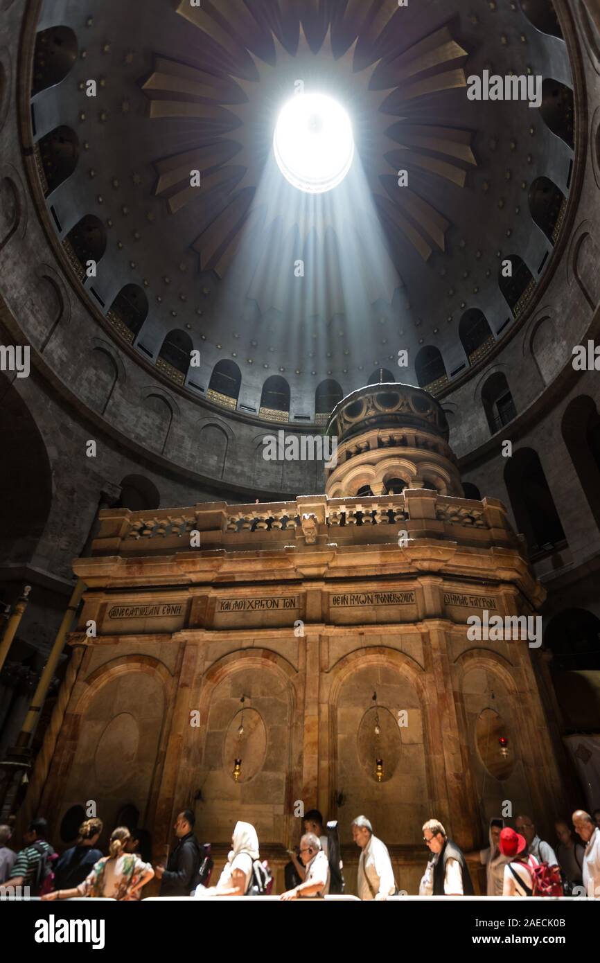 La Chiesa del Santo Sepolcro nella Città Vecchia di Gerusalemme è considerato per essere il luogo dove Gesù era stato sepolto. La tomba di Gesù si trova all'interno. Foto Stock