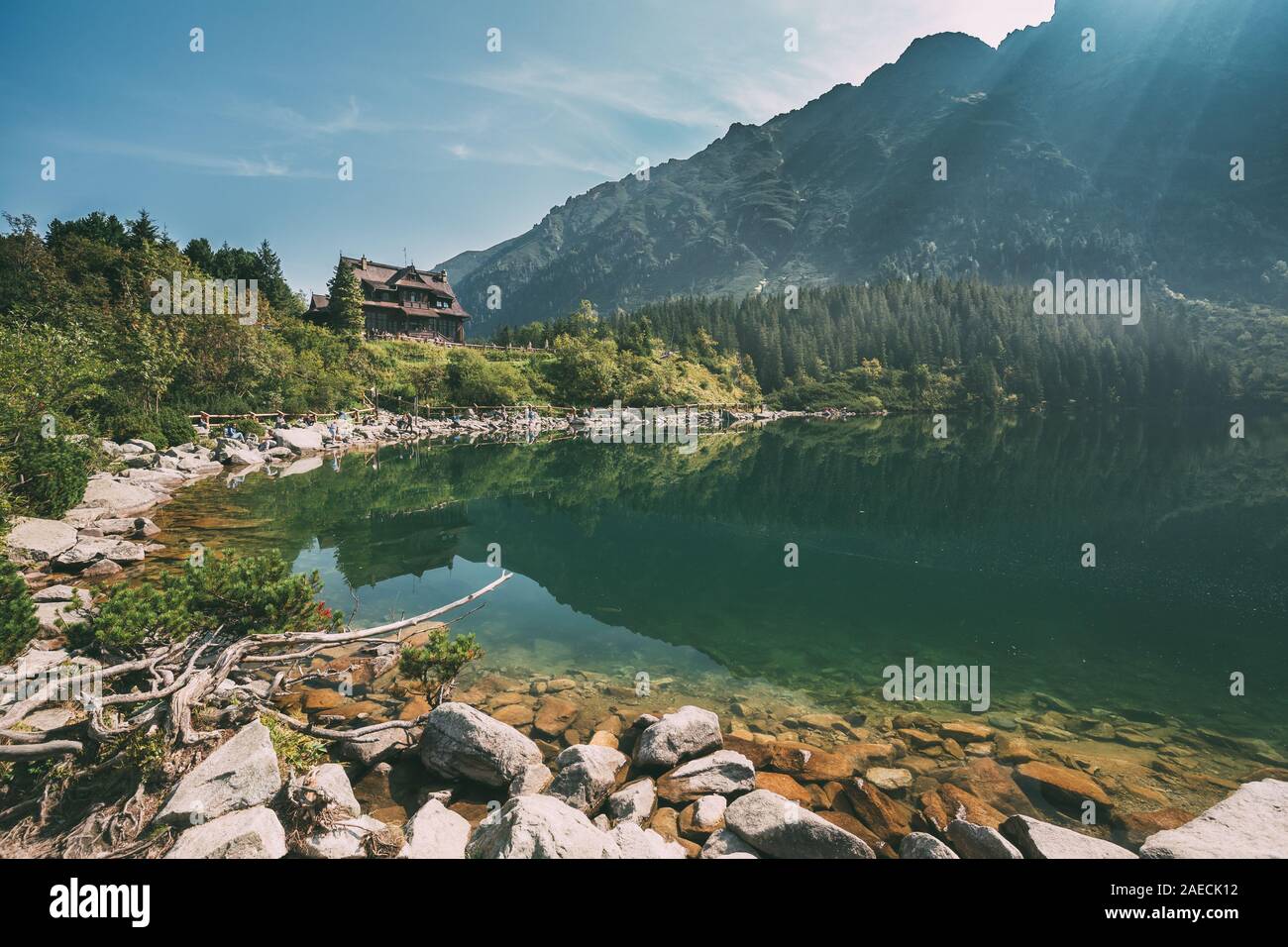 Parco nazionale dei Alti Tatra, Polonia. Famose Montagne Lago Morskie Oko o occhio di mare lago nella mattina d'estate. Cinque Laghi Valley. Bella vista panoramica. Unione N Foto Stock