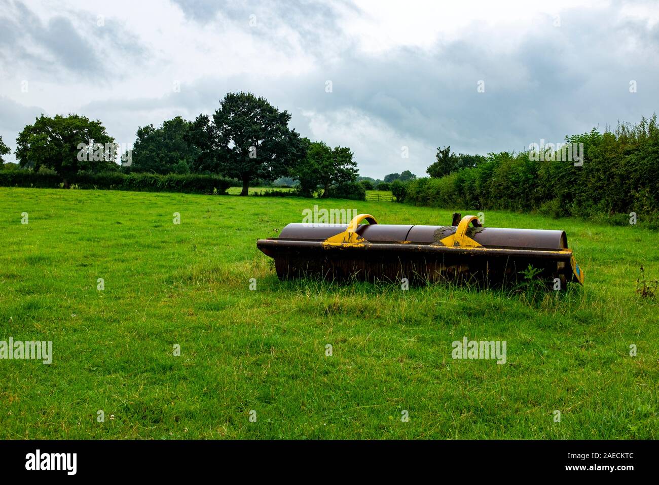 Antica fattoria di sinistra del rullo in un campo di fattoria nel Cheshire Regno Unito Foto Stock