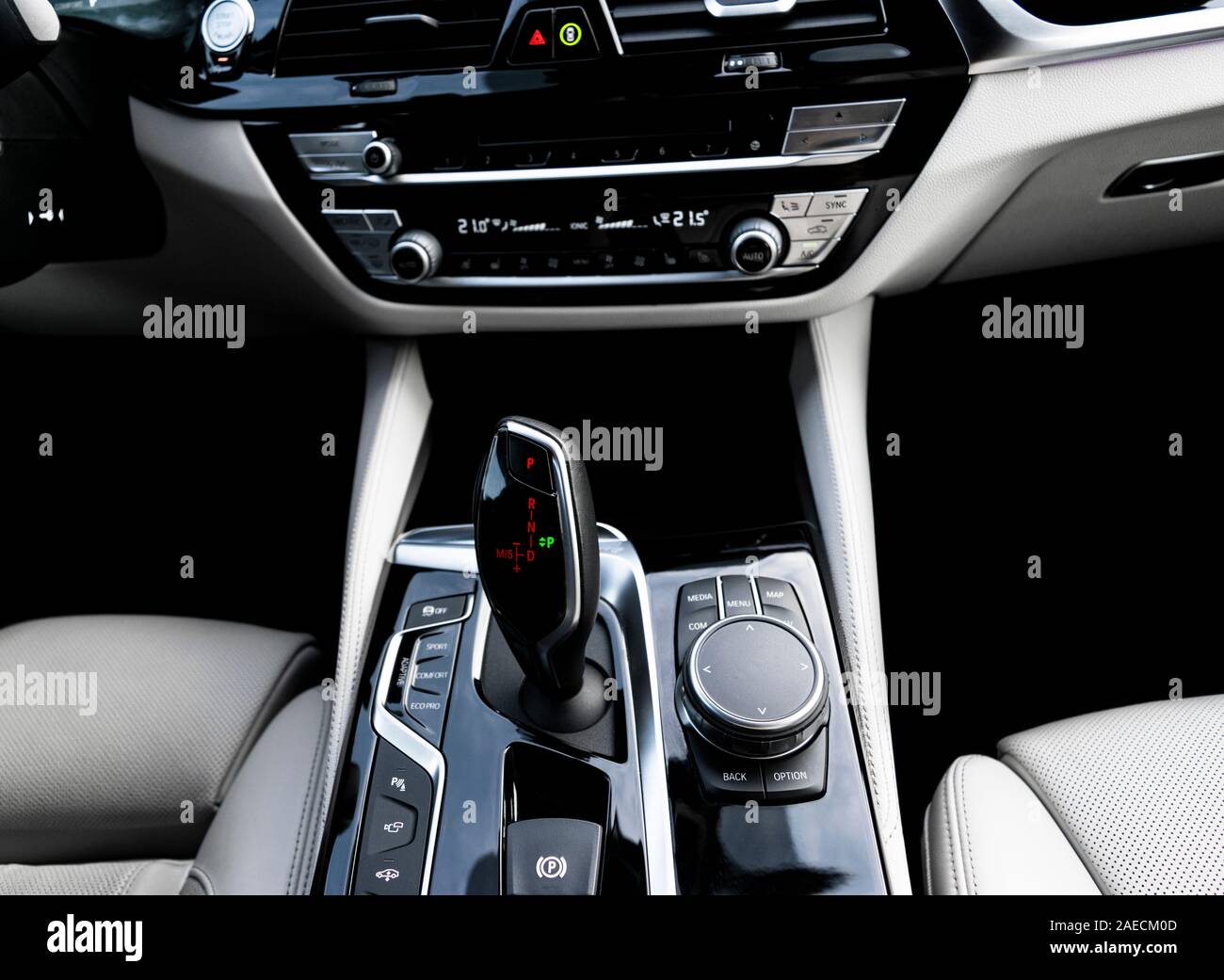 Ingranaggio automatico stick di una moderna autovettura. Auto moderna particolari degli interni. Vista ravvicinata. Dettagli auto. Cambio automatico della leva di cambio. Bianco Pelle int Foto Stock