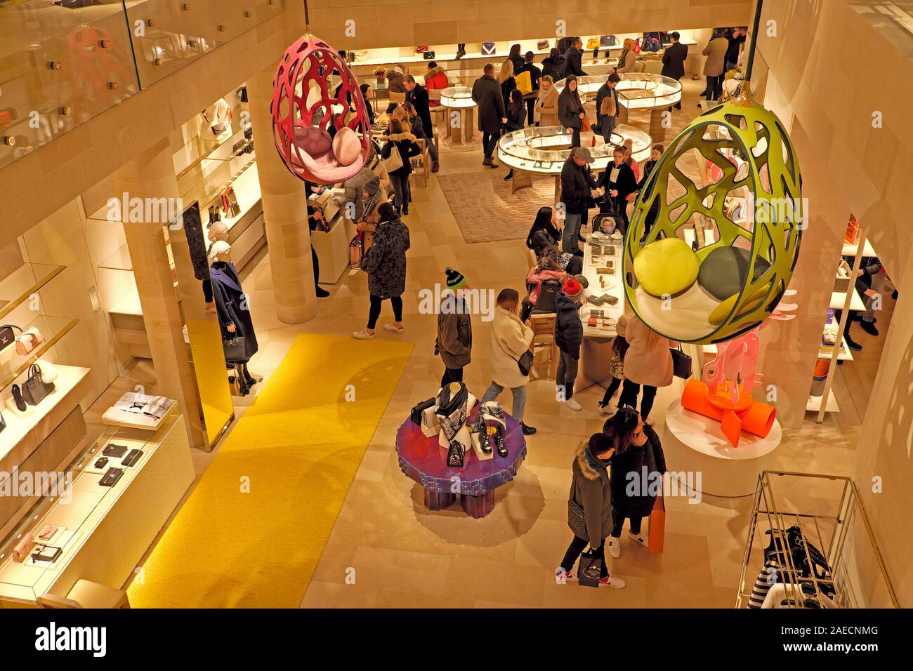 Gli amanti dello shopping shopping all'interno di Louis Vuitton designer francese fashion store in New Bond Street a tempo di Natale in Londra England Regno Unito KATHY DEWITT Foto Stock