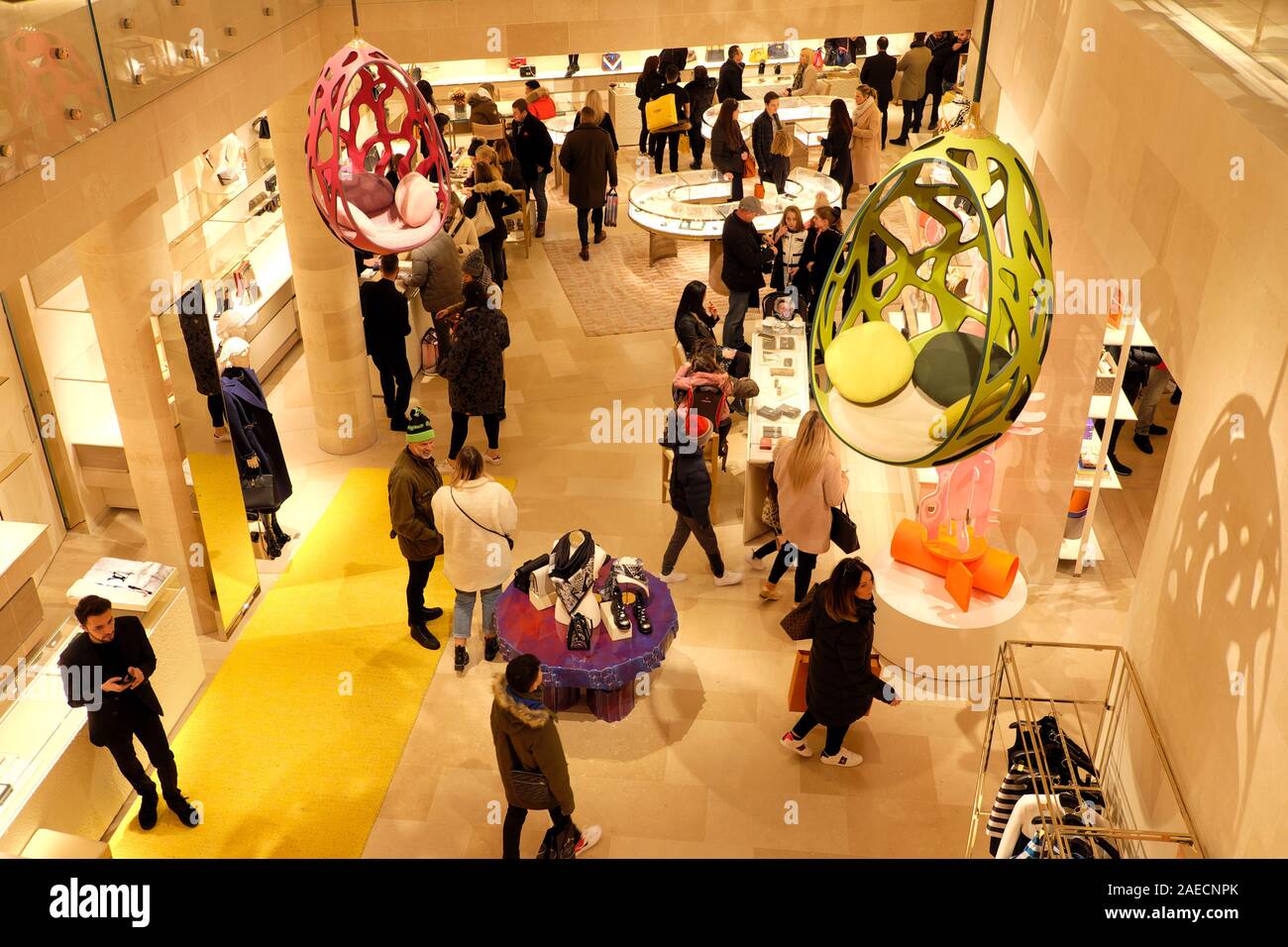 Louis Vuitton negozio di lusso interno e persone shopping shopping all'interno su New Bond Street a Londra Inghilterra Regno Unito Gran Bretagna KATHY DEWITT Foto Stock