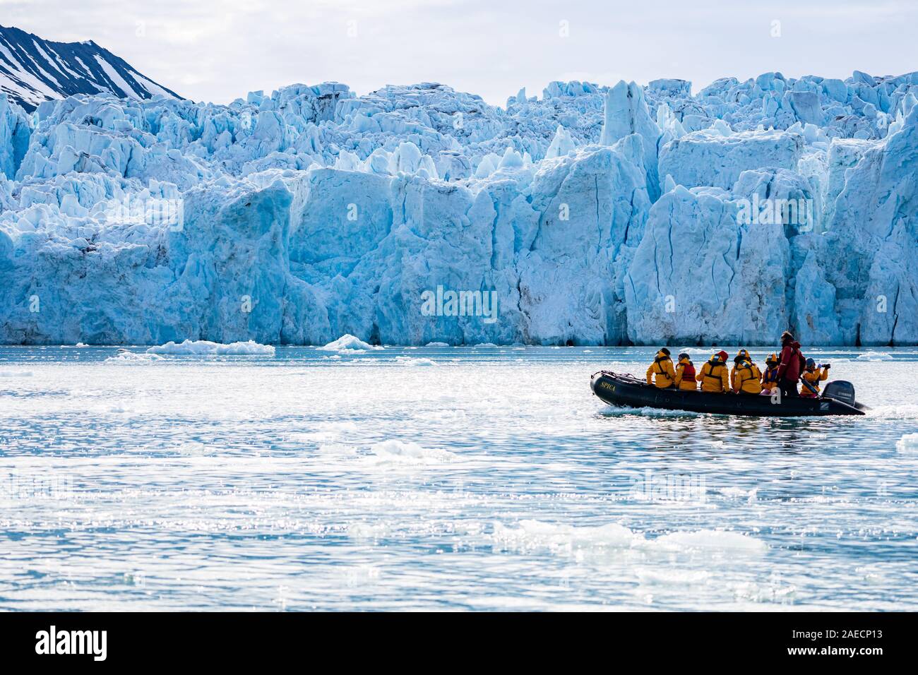 Crociera avventura passeggeri su una gomma zodiac squallido tour un iceberg in Spitsbergen, Norvegia in luglio Foto Stock