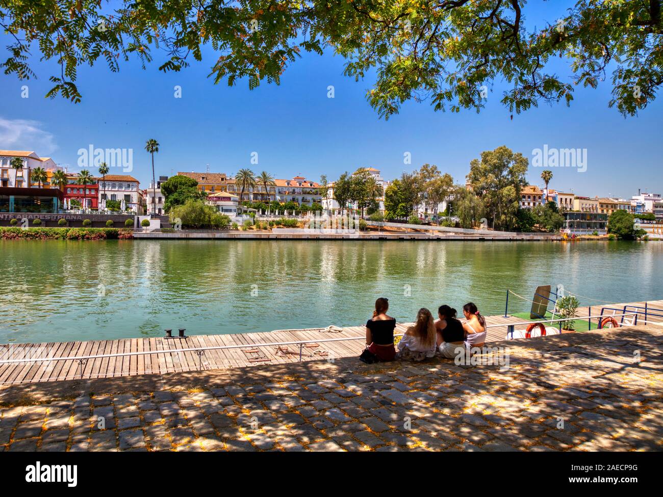 Barrio Triana attraverso il fiume Guadalquivir a Siviglia, in Andalusia, Spagna Foto Stock