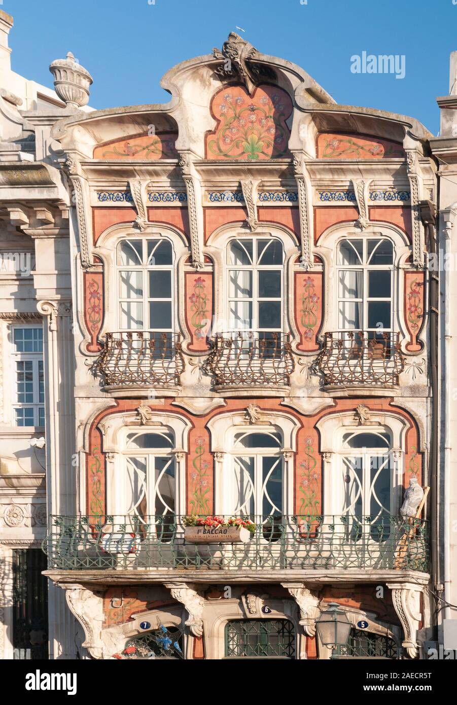 Tipico stile Art Deco vicino a casa i canali, Aveiro, Portogallo Foto Stock