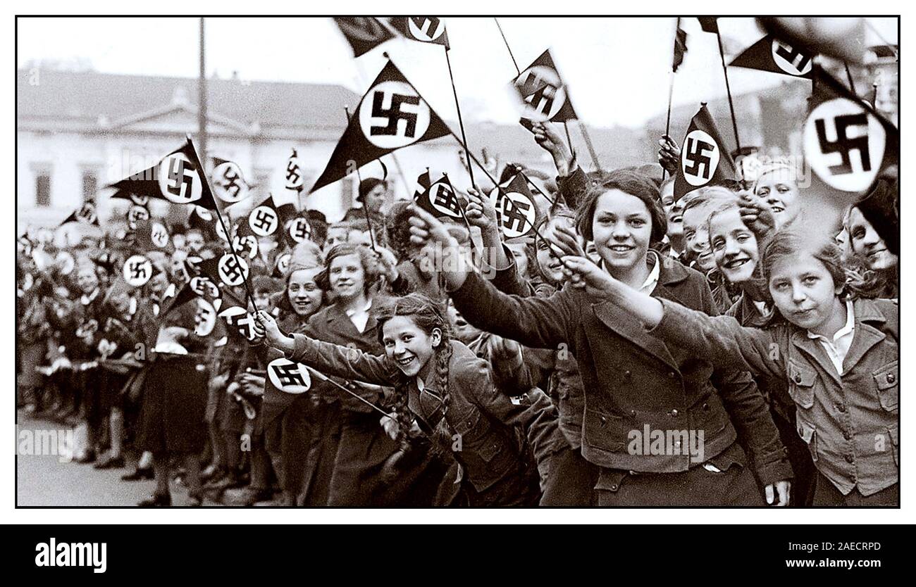 La Lega nazista delle Girls tedesche degli anni trenta di Anschluss ha ondulato bandiere di swastika naziste a sostegno e per congratularmi con l’annessione tedesca dell’Austria. Vienna, Austria, marzo 1938. Il leader nazista Adolf Hitler’s Army entrò nei limiti della città di Vienna, in Austria, il 14 marzo 1938, per annettere l’Austria Anschluss Foto Stock