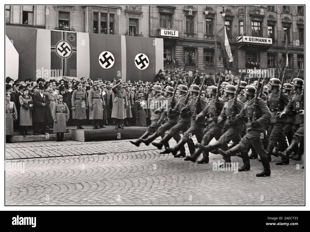 WEHRMACHT OCCUPAZIONE NAZISTA STIVALI DA PRESA MARCIA Praga Vintage seconda guerra mondiale occupazione Cecoslovacchia 15 marzo 1939, Hitler diede al presidente cecoslovacco Emil Hácha una netta scelta: Accettare di diventare un protettorato o affrontare la distruzione. Dopo che Hácha accettò riluttante di rinunciare all'indipendenza del suo paese, l'esercito tedesco iniziò a muoversi. Fu l'inizio di sei anni di occupazione della Germania nazista. Foto Stock