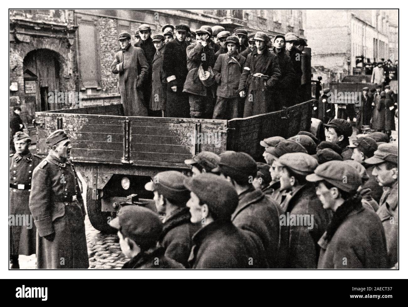 1941 WW2 ebrei di Varsavia GHETTO EBRAICO il lavoro forzato Jewish lavoro forzato, uomini il montaggio di una Germania Nazista autocarro dal ghetto di Varsavia Polonia 1941 WW2 Guerra Mondiale 2 una strada nel ghetto di Varsavia - il più grande ghetto in Polonia, con quasi mezzo milione di ebrei. Entro la fine del 1941 la maggior parte ebrei polacchi era stata spostata in ghetti. Il ghetto di Varsavia è stato anche usato temporaneamente per imprigionare Gli ebrei deportati da altri paesi sulla strada per il famigerato orribili nei campi della morte. Foto Stock