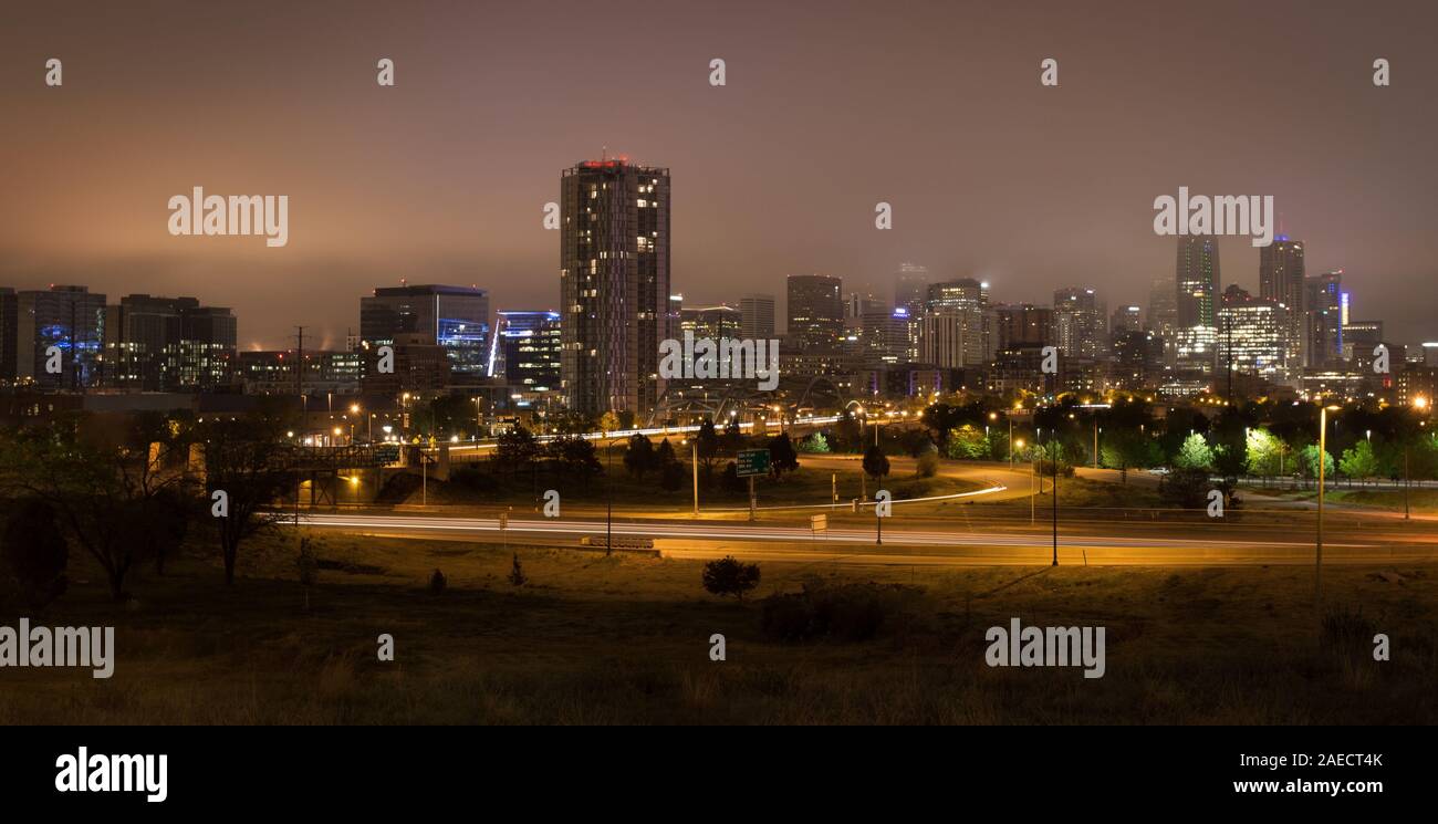 Denver Skyline di notte con la nebbia Foto Stock