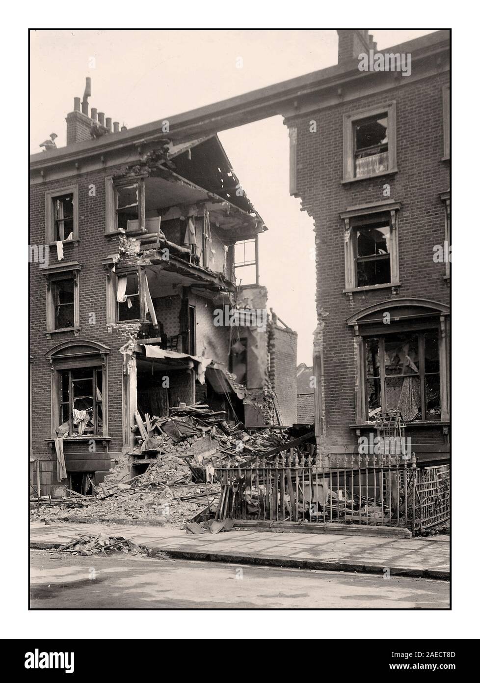 Londra WW2 Nazista Tedesco Blitz il bombardamento di danno diretto colpito su un terrazzamento a tre piani di house London UK la II Guerra Mondiale Foto Stock