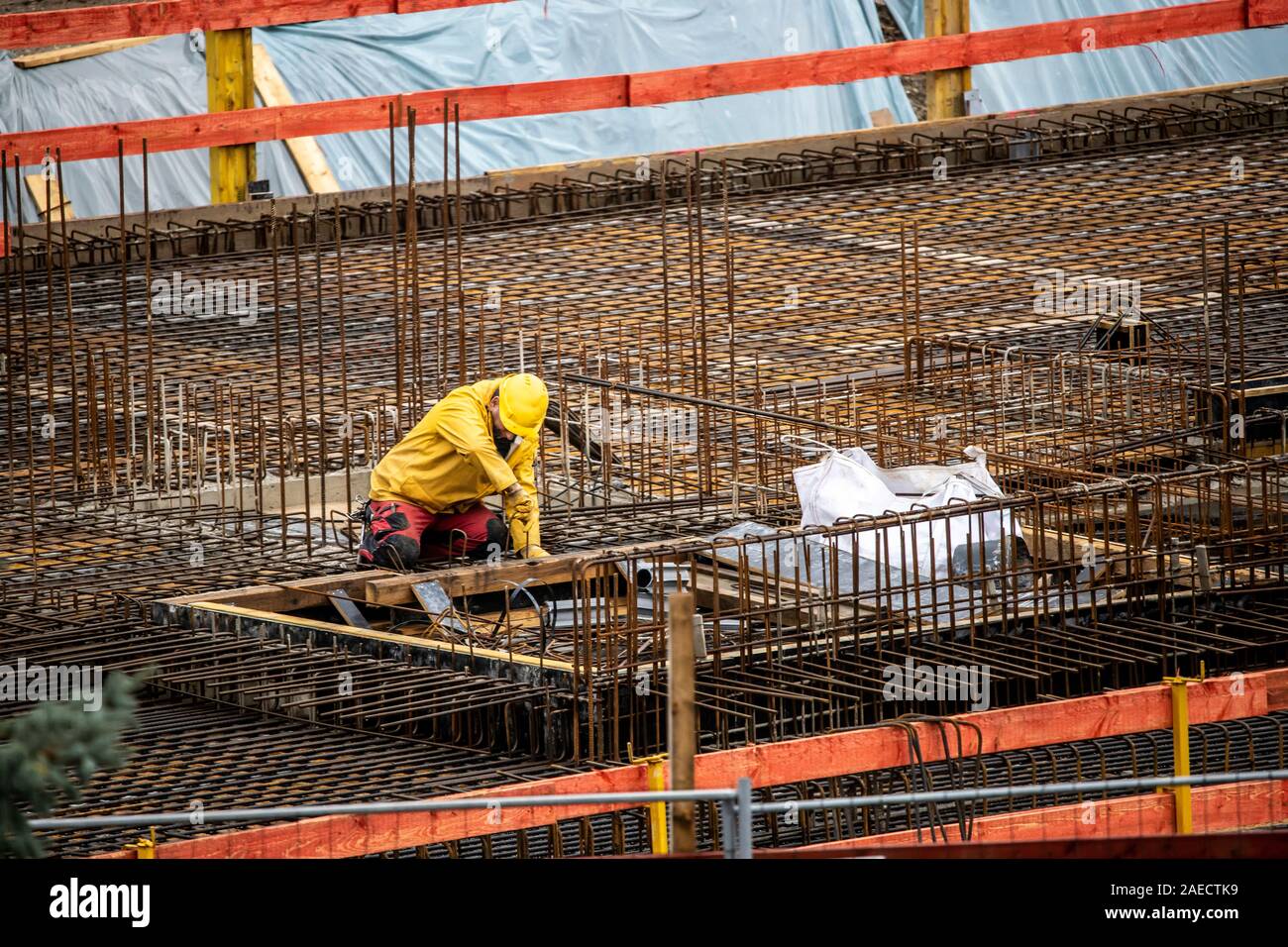 Sito in costruzione, cemento armato stuoie, per un edificio a soffitto, sono assemblati, Foto Stock