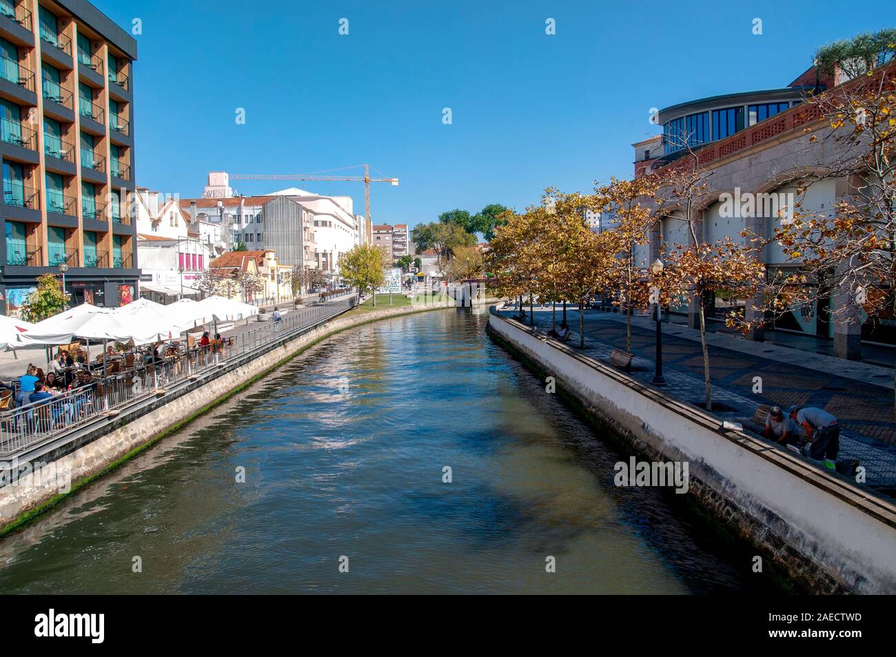 Forum Aveiro un grande centro commerciale all'aria aperta sulle rive del fiume canale, Aveiro, Portogallo. Foto Stock