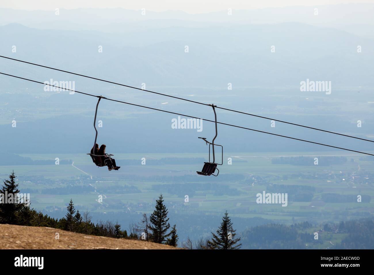 Seggiovia sulla luminosa giornata di primavera su una collina di montagna Foto Stock