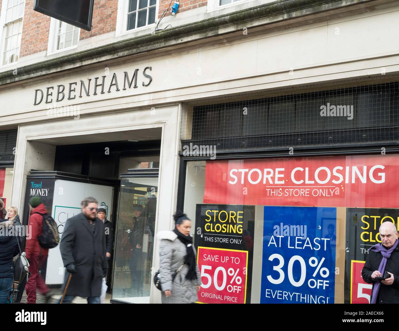 Chiusura dello Store per firmare al di fuori del negozio Debenhams nel centro di York, nello Yorkshire, Inghilterra, Regno Unito Foto Stock