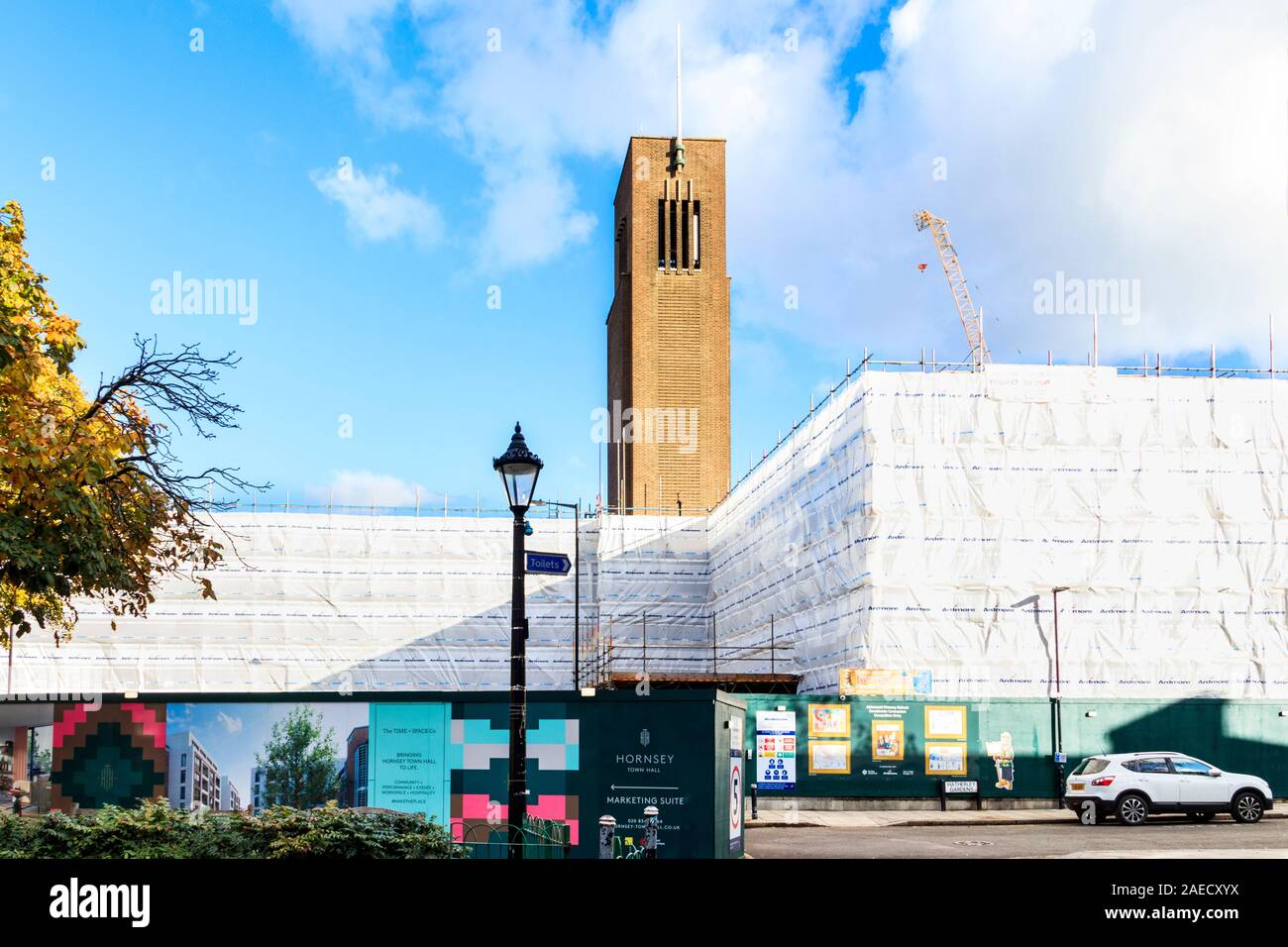 Hornsey Town Hall, avvolto durante i lavori di ristrutturazione e rinnovo come appartamenti e una boutique hotel, Crouch End, London, Regno Unito Foto Stock